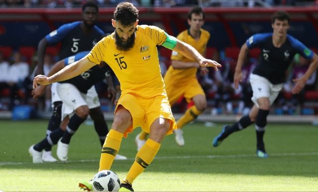 Đội trưởng Jedinak không bỡ lỡ cơ hội để gỡ hòa cho Australia.