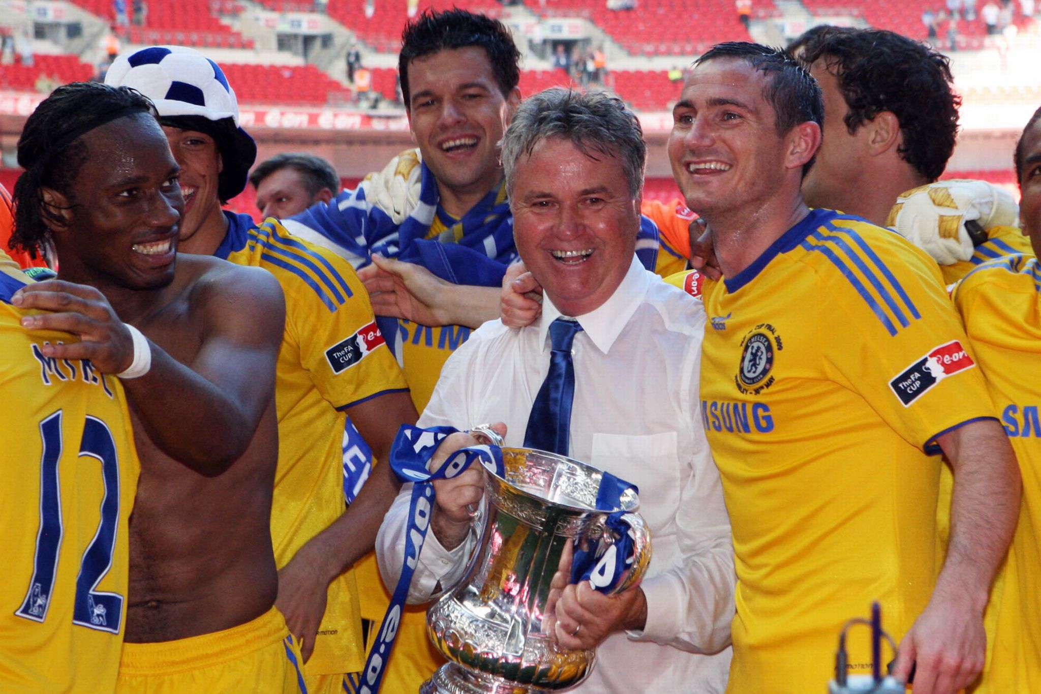 Hiddink có 2 giai đoạn ở Chelsea.