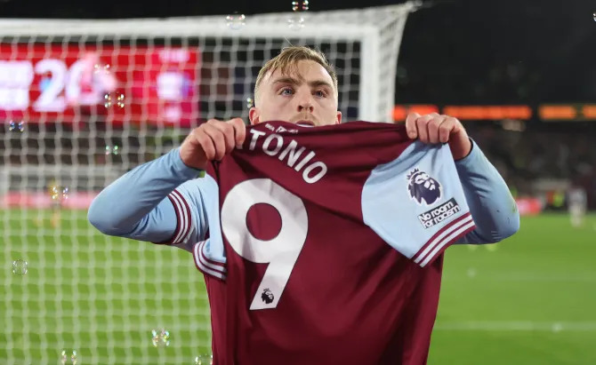 Ảnh bài viết West Ham chiến thắng, Bowen gửi thông điệp ý nghĩa tới Antonio
