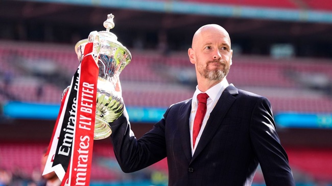 Ten Hag bên cạnh danh hiệu FA Cup.