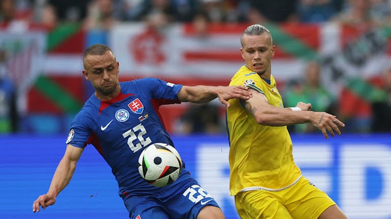 Ảnh bài viết Zinchenko lập công chuộc tội, Ukraine ngược dòng trước Slovakia