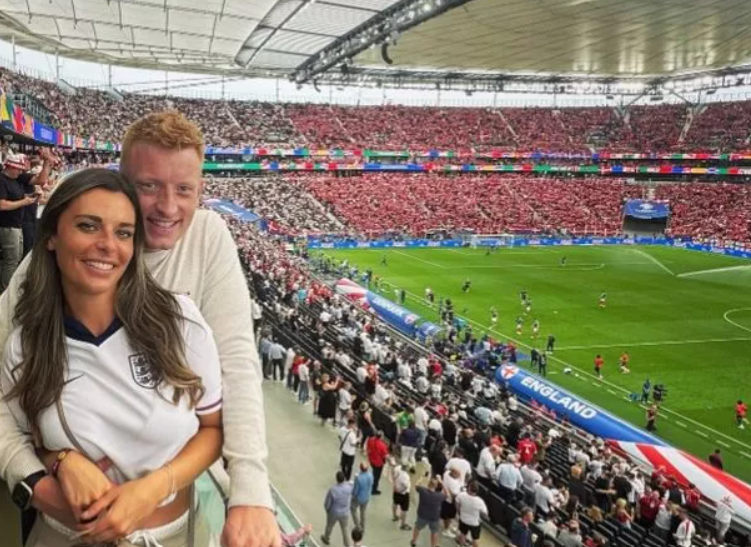 Ảnh bài viết HLV đi lên từ Football Manager xuất hiện cùng bạn gái xinh đẹp ở EURO