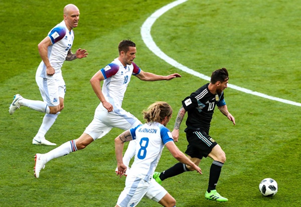 Messi dù rất cố gắng vẫn không thể cáng đáng cả Argentina ì ạch.