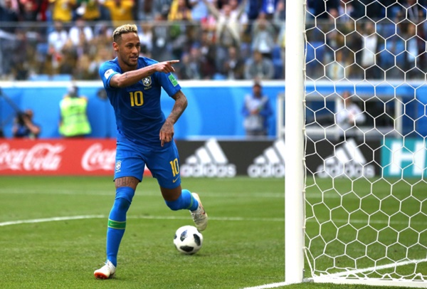 Phẩm chất toàn diện cho phép Neymar thích ứng được nhiều vị trí.