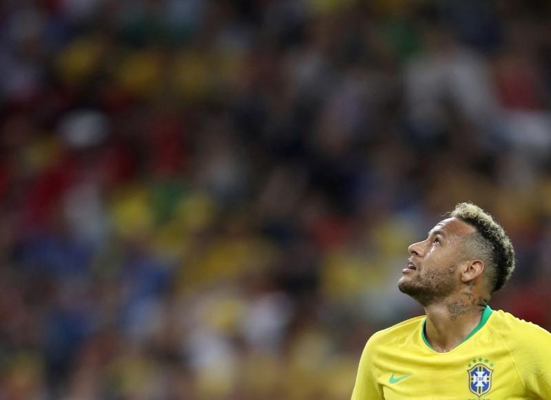 Neymar lu mờ bởi một người đồng đội.