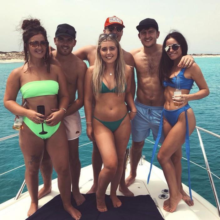 Trung vệ Harry Maguire cùng vị hôn thê, Fern Hawkins và bạn bè thăm thú thiên đường nghỉ dưỡng Ibiza.
