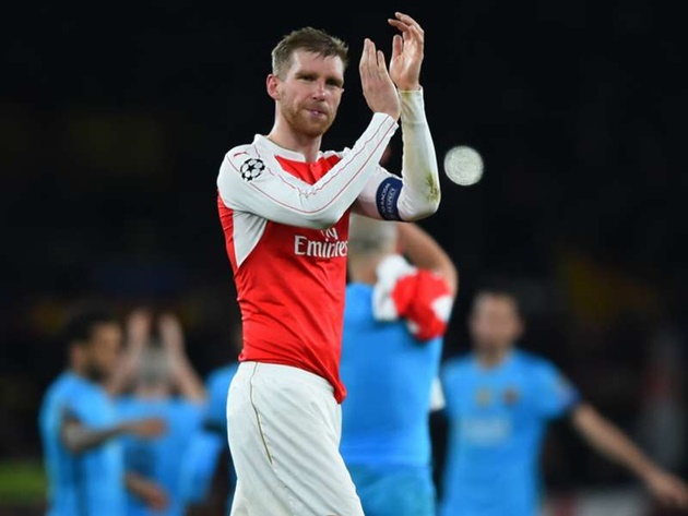 Người kế nhiệm Mertesacker vẫn chưa xuất hiện.