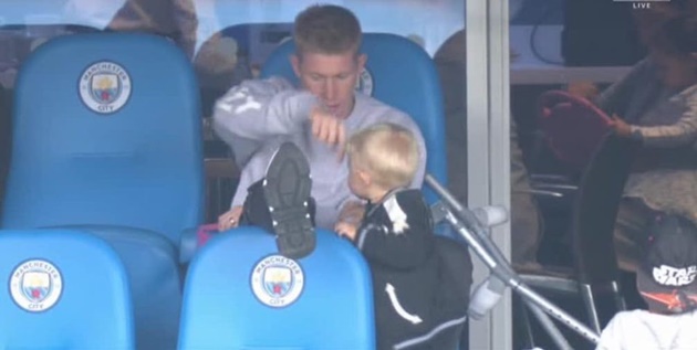Ảnh bài viết De Bruyne nóng tính 'xua đuổi' con trai ngay trên khán đài Etihad