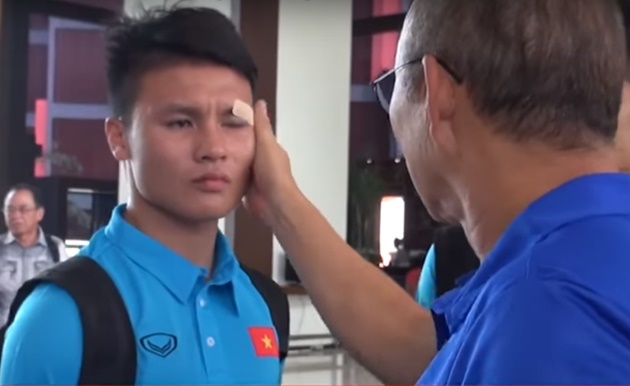 Ảnh bài viết Thầy Park 'tát' Quang Hải, Đức Chinh cười vang 