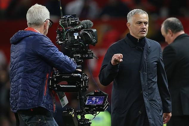 Mourinho hành động thiếu kiềm chế.
