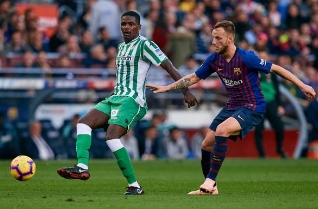 Carvalho gieo rắc kinh hoàng lên hàng tiền vệ Barca.