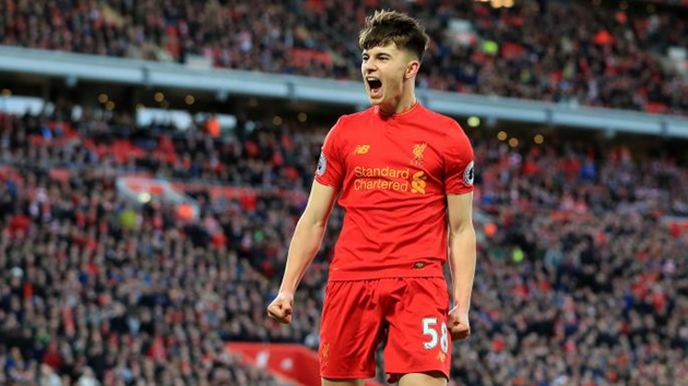 2. Ben Woodburn (17 tuổi, 42 ngày). Tài năng Xứ Wales vẫn đang là cái tên triển vọng Liverpool nắm giữ và được cho mượn tích lũy kinh nghiệm tại Sheffield United mùa này.