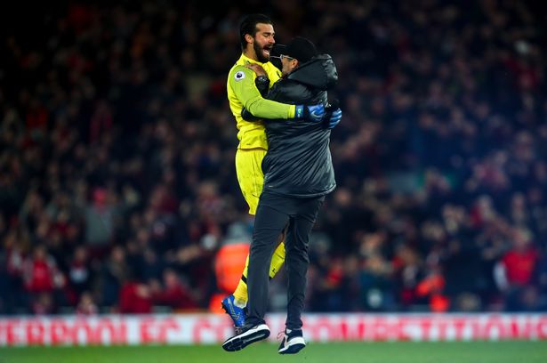 Klopp ăn mừng cùng Alisson trong sân.