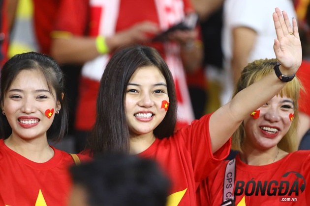 Ảnh bài viết Mỹ nữ Việt khoe sắc trên khán đài Bukit Jalil: Nhớ camera Mỹ Đình