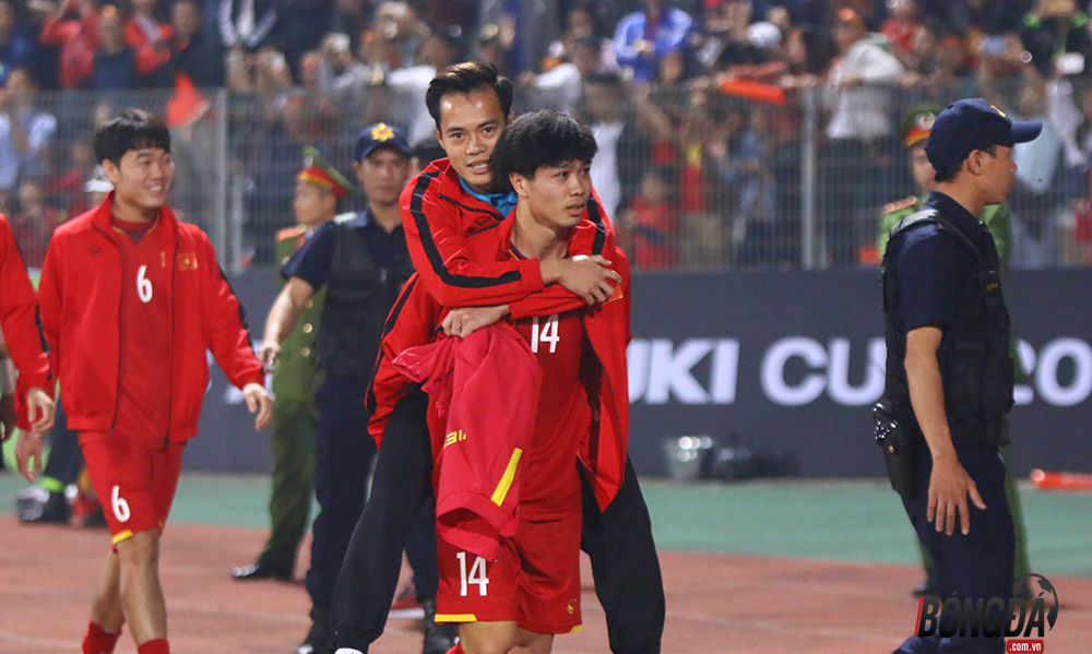 4. Công Phượng cõng bạn thân Văn Toàn rời sân.