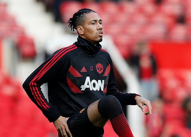 Smalling mới là người Mourinho chọn ra sân từ đầu.