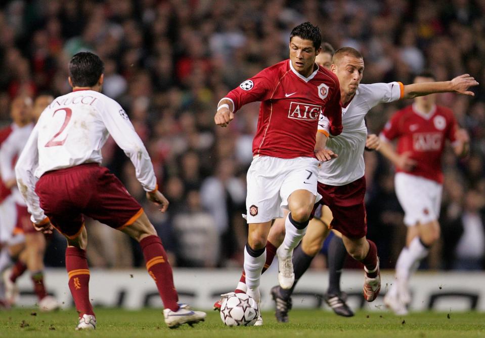 Ronaldo "hủy diệt" Roma.