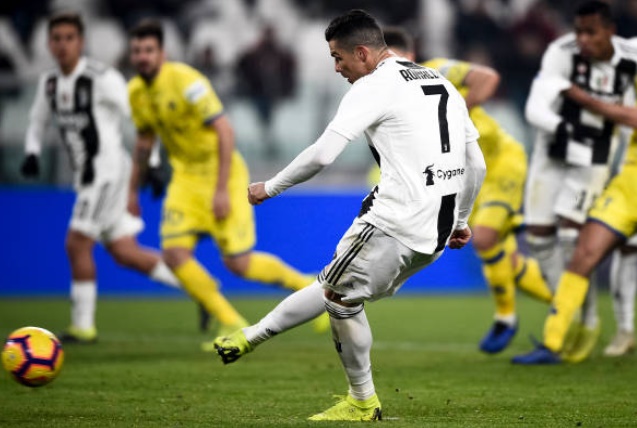 Đầu hiệp hai, Juve được hưởng penalty do Mattia Bani phía đội khách để bóng chạm tay trong vòng cấm sau cú sút của Costa. Như thường lệ, Cristiano Ronaldo là người bước lên nhận lãnh trọng trách.