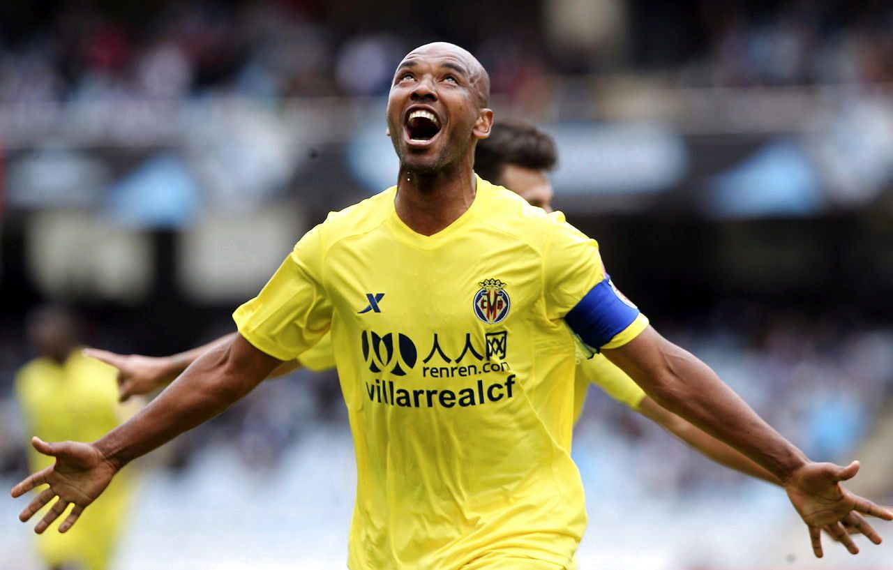 Tiền vệ phòng ngự: Marcos Senna. Chốt chặn tối quan trọng trong sơ đồ 4-1-4-1 của TBN trong tay HLV Luis Aragones.