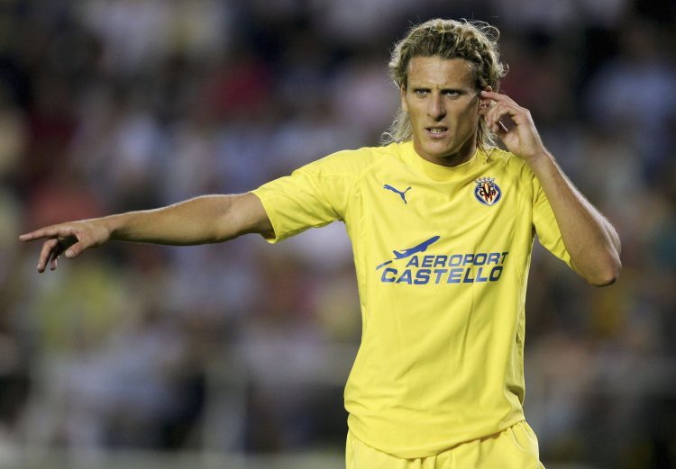 Tiền đạo: Diego Forlan. 1 người cũ Quỷ Đỏ khác. Forlan giành cú đúp Pichichi và Chiếc giày vàng Châu Âu trong màu áo Villarreal.