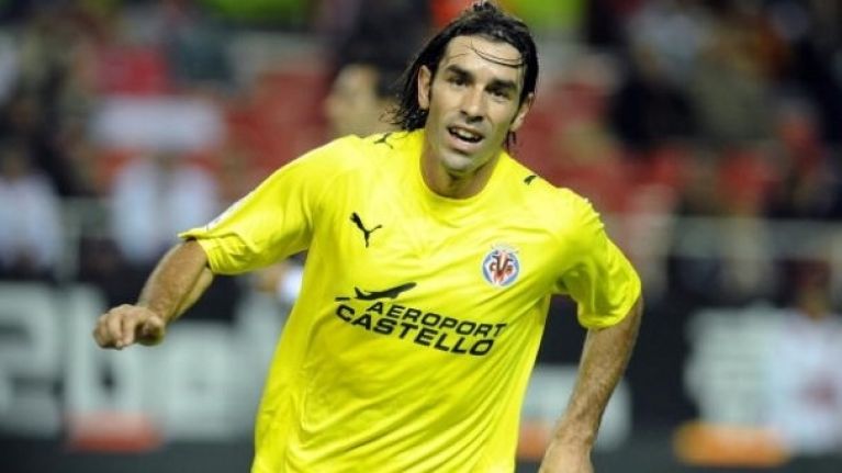 Tiền vệ công: Robert Pires. Ngôi sao Arsenal chuyển đến Villarreal năm 2006 và có 4 năm gắn bó với Tàu ngầm vàng.