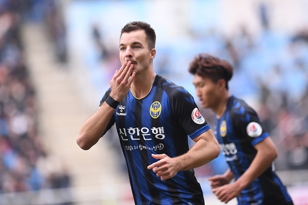 Dù vậy đến phút 60, tiền đạo Stefan Mugosa đã giúp Incheon san bằng cách biệt, ấn định kết quả hòa 1-1.