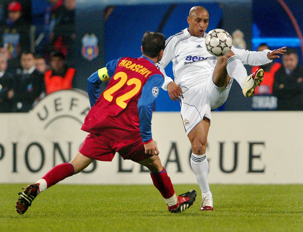 2. Roberto Carlos. Không cần phải bàn nhiều về sức mạnh cơ bắp nơi đôi chân Carlos, khi anh quá nhiều lần khiến các thủ môn khiếp sợ bởi những cú sút như búa bổ.