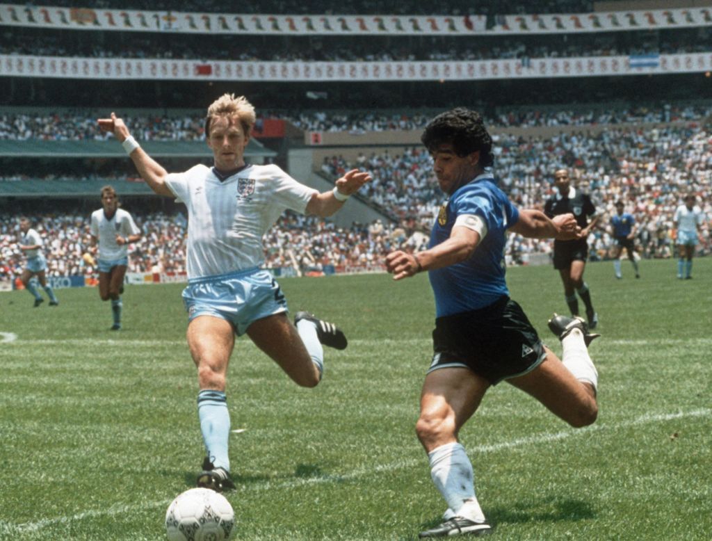 7. Diego Maradona. Huyền thoại Argentina có cặp đùi ấn tượng và khá hiếm ở thời điểm ông chơi bóng. Maradona làm tất cả kinh ngạc khi vừa tận dụng sức mạnh đôi chân để giữ bóng chắc, vừa phô diễn kỹ thuật đáng nể.