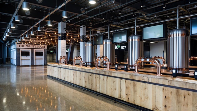 Tottenham còn hỗ trợ trực quan cho các fan khi bố trí dàn trải 1800 màn hình HD rải rác khắp SVĐ.