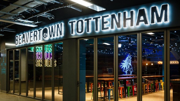 Ngoài Goal Line bar ở khán đài phía Nam, các CĐV còn có thể tận hưởng đồ ăn và thức uống hấp dẫn ở 65 địa điểm khác nhau trong ngày thi đấu.