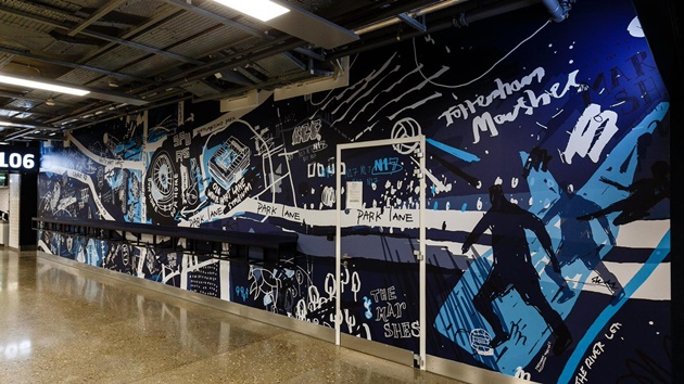 Nghệ thuật Graffiti ấn tượng cũng được sử dụng trên các bức tường SVĐ.