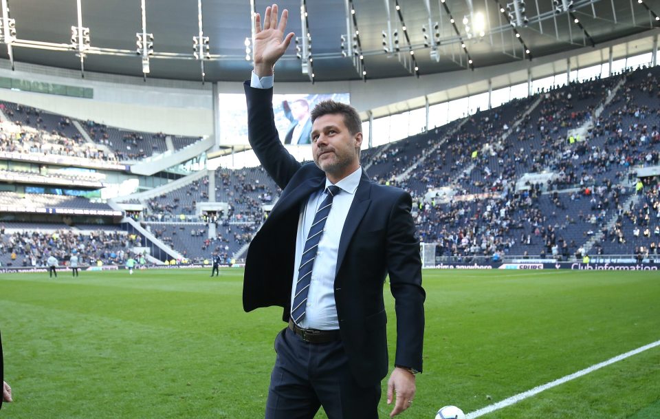 Trước khi trận đấu diễn ra, HLV trưởng đội một Mauricio Pochettino bảnh bao trong bộ vest lịch lãm đi vòng quanh sân vẫy tay chào, tri ân NHM.