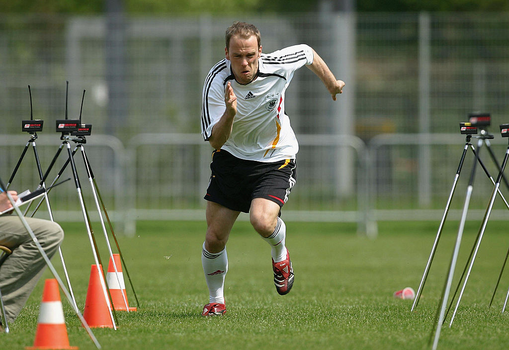 9. Fabian Ernst. Năm ra mắt: 2002. Số trận khoác áo tuyển Đức: 24. 1 thành viên đáng chú ý khác của Bremen những năm 2000. Ernst còn là gương mặt quen thuộc ở U21 Đức. Thế nhưng anh không còn được các HLV ĐTQG dùng từ sau năm 2006.