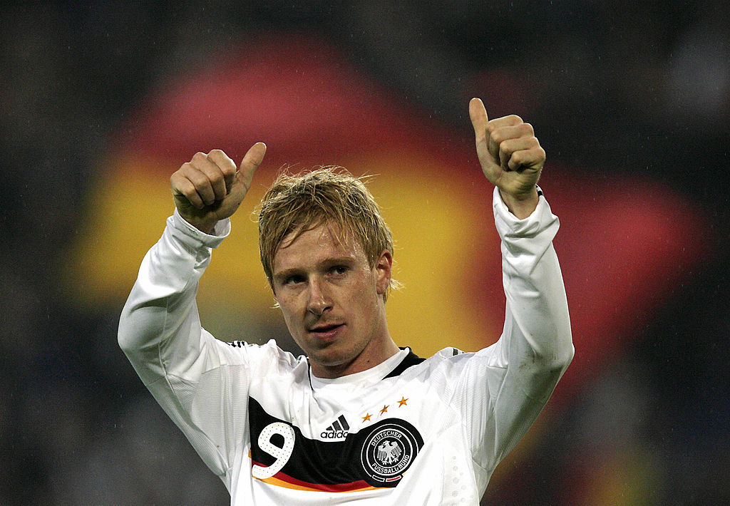 5. Mike Hanke. Năm ra mắt: 2005. Số trận khoác áo tuyển Đức: 12. Nổi tiếng với lối chơi mạnh mẽ, Hanke là tiền đạo kỳ cựu ở Bundesliga khi trải qua 4 màu áo CLB khác nhau. Dù thế phong độ trên tuyển của anh là không ấn tượng, với chỉ 1 pha lập công duy nhất đóng góp.