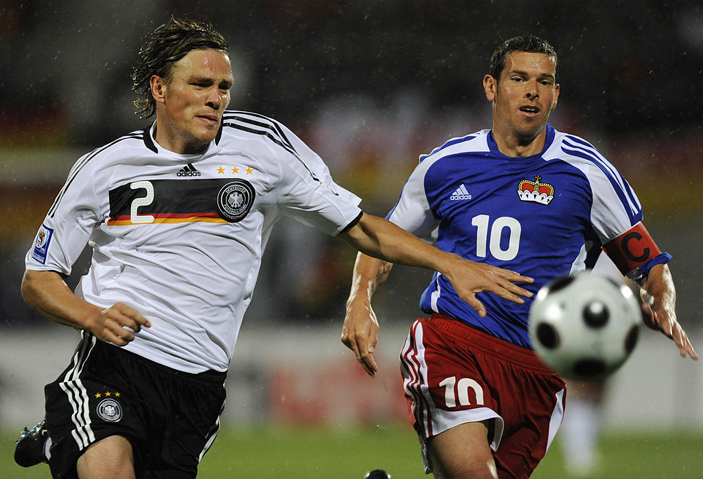 8. Clemens Fritz. Năm ra mắt: 2006. Số trận khoác áo tuyển Đức: 22. 22 lần ra sân là con số ít ỏi với công thần phụng sự 11 năm cho Werder Bremen. Tiếc cho anh khi đối thủ cạnh tranh vị trí trên tuyển lại là huyền thoại Philipp Lahm.