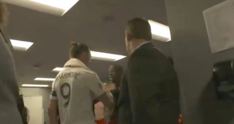Sau khi trọng tài nổi hồi còi mãn cuộc, Ibrahimovic chủ động đến phòng thay đồ xin lỗi Onuoha.