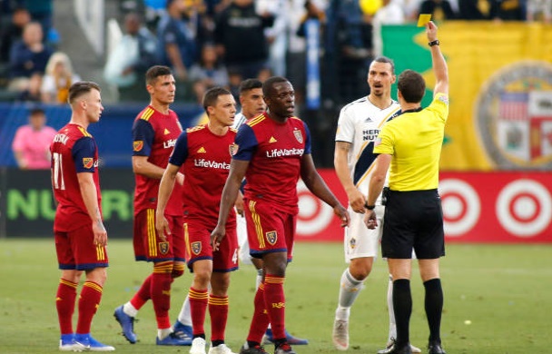 Ibrahimovic phải nhận thẻ vàng từ trọng tài vì pha tranh chấp trên.