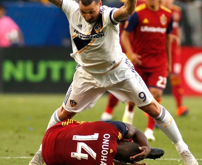 Phút 60, Zlatan Ibrahimovic va chạm với Nedum Onuoha phía đội khách.