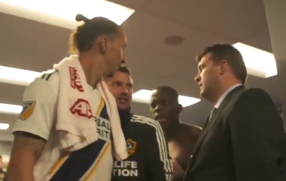 Ibrahimovic sau đó bỏ đi. Chân sút 37 tuổi trả lời báo giới về sự cố: "Tôi thích những cuộc tranh chấp vì nếu họ không kích thích tôi, chuyện trở nên quá dễ dàng. Tôi hiểu bản thân mình. Khi giận dữ, tôi cảm thấy tốt."