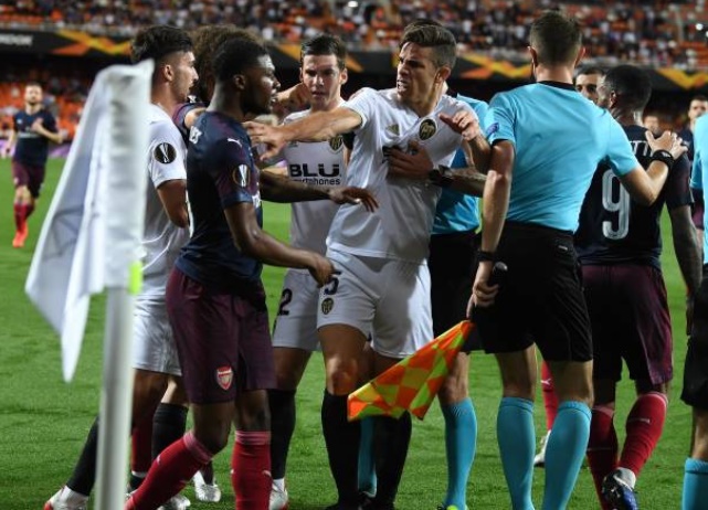 Ngay lập tức Gabriel Paulista tiến đến bảo vệ đồng đội và gây gổ với Maitland-Niles. Theo mô tả từ Metro, trung vệ Valencia 2 lần huých ngực hậu vệ cánh phải 21 tuổi.