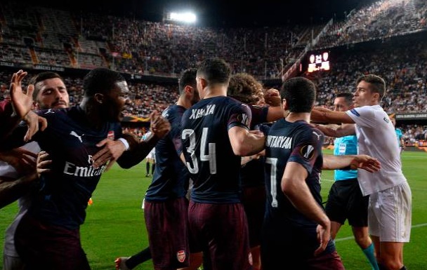 Ở tình huống Lacazette giữ bóng ở cột cờ giảm nhịp độ trận đấu, Ferran Torres không giữ được bình tĩnh đã sút vào tuyển thủ Pháp. Jose Gaya chạy đến khi Torres và Lacazette sấn vào nhau, nhưng bị Ainsley Maitland-Niles đẩy ra.
