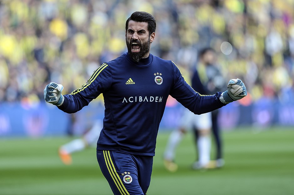 3. Volkan Demirel (Fenerbahce - 16 năm 9 tháng). Ở tuổi 37, người gác đền kỳ cựu là điểm tựa tinh thần vững chắc của Fenerbahce.