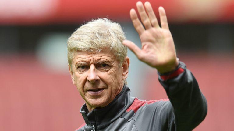 Keown cho rằng đế chế của Wenger sụp đổ vì ông muốn "copy" Barcelona.