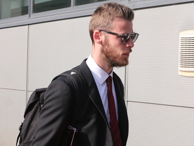 David De Gea "cực ngầu" với cặp kính đen. Thủ thành Tây Ban Nha được cho là sắp đặt bút gia hạn hợp đồng.