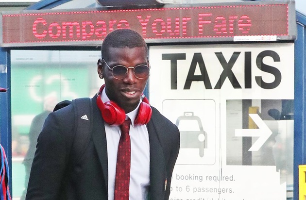 Paul Pogba nở nụ cười bí ẩn khi về lại Tây Bắc nước Anh. Tuyển thủ Pháp từng công khai mong muốn ra đi nhưng nhiều tuần trôi qua, Real Madrid hay Juventus vẫn chưa thể thuyết phục United nhả trụ cột.