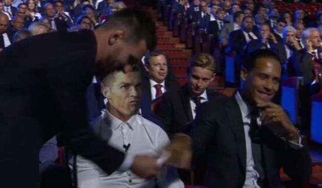 Vẻ mặt cau có của Ronaldo khi chứng kiến Van Dijk và Messi lần lượt lên nhận thưởng.