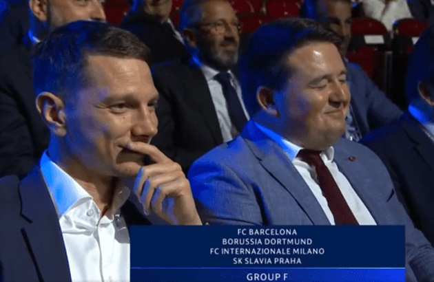 Đại diện của Slavia Praha tủm tỉm cười và nhắm mắt "cạn lời" sau khi rơi vào bảng đấu quá khó với sự hiện diện của 3 ông lớn Barcelona, Dortmund cùng Inter Milan.