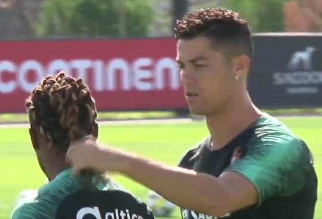 Ronaldo quan sát thấy lọn tóc được tết tỉ mỉ của Sanches và quyết định tiến lại gần.