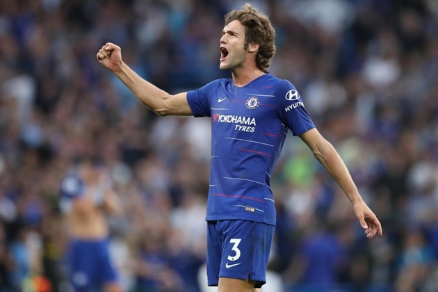 Thay thế Emerson chấn thương là Marcos Alonso - "trò cưng" Maurizio Sarri nhưng chưa được đá chính lần nào mùa này.