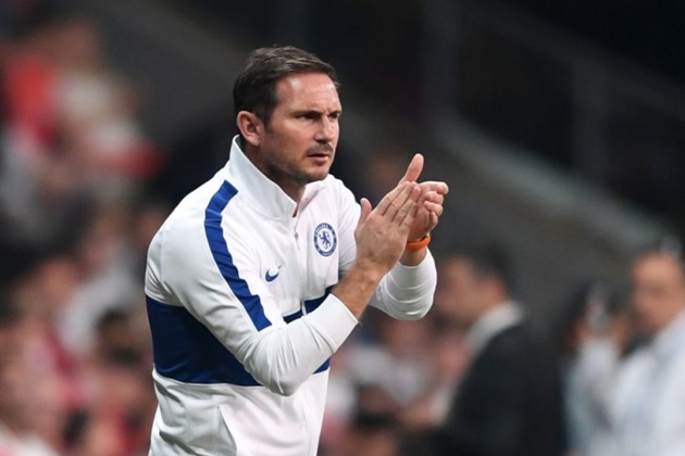 Lampard gặp khó.